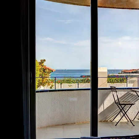Apt. By The Sea By Hello *